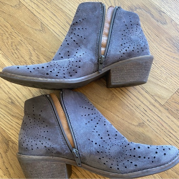 Women's sofft Gray Suede Ankle Boots size 9 - Picture 3 of 13